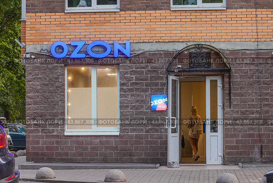 Пункт доставки и выдачи товаров интернет-магазина Озон (Ozon.ru).Выборгский район, Светлановское МО, улица Орбели, 17  Санкт-Петербург, Россия (2024 год). Редакционное фото, фотограф Grigory_Gez / Фотобанк Лори