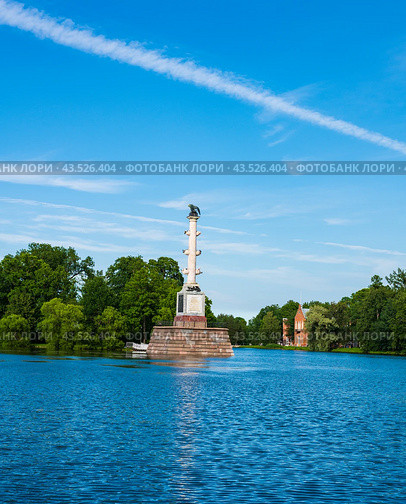 PUSHKIN, ST.PETERSBURG, RUSSIA - JULY 13, 2024: Landscape on the lake in Catherine Park with the Chesme Column. Редакционное фото, фотограф Михаил Аккуратoв / Фотобанк Лори