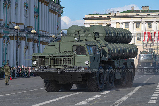 Пусковая установка 5П85СМ2 зенитно-ракетного комплекса С-400 "Триумф". Репетиция военного парада в честь Дня Победы. Санкт-Петербург (2022 год). Редакционное фото, фотограф Виктор Карасев / Фотобанк Лори