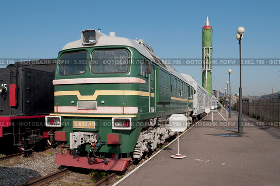 Пусковой железнодорожный модуль с поднятой ракетой и тепловозом ДМ-62 (2012 год). Редакционное фото, фотограф Виктор Карасев / Фотобанк Лори