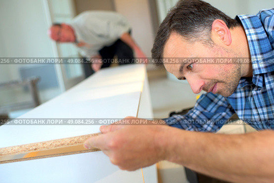 Putting together flap pack furniture. Стоковое фото, агентство Ingram Publishing / Фотобанк Лори