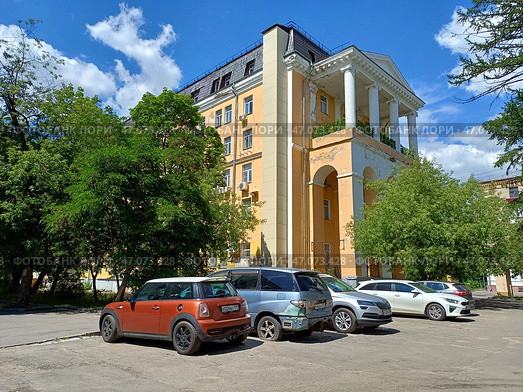 Пятиэтажное административно-офисное здание в стиле неоклассицизма, построено в 1953 году (мансардный шестой этаж надстроен в 2000-х годах). Первомайская улица, 126. Москва (2024 год). Редакционное фото, фотограф lana1501 / Фотобанк Лори