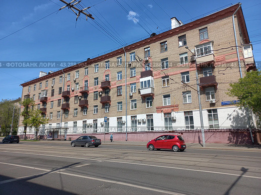 Пятиэтажный четырехподъездный кирпичный жилой дом (типовая серия I-410 САКБ). Построен в 1956 году. Первомайская улица, 117. Район Восточное Измайлово. Город Москва (2023 год). Редакционное фото, фотограф lana1501 / Фотобанк Лори