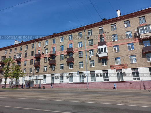 Пятиэтажный четырехподъездный кирпичный жилой дом (типовая серия I-410 САКБ). Построен в 1956 году. Первомайская улица, 117. Район Восточное Измайлово. Город Москва (2023 год). Редакционное фото, фотограф lana1501 / Фотобанк Лори