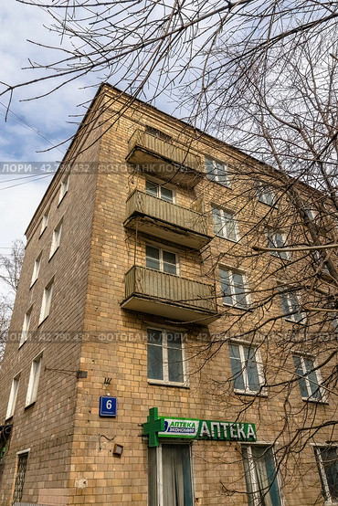 Пятиэтажный дом по адресу 2-й Красногвардейский проезд, дом 6с1. Расселенные дома по программе реновации микрорайона «Камушки» в Москве. (2024 год). Редакционное фото, фотограф Константин Григорьев / Фотобанк Лори
