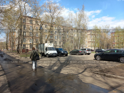 Пятиэтажный трёхподъездный кирпичный жилой дом серии I-410 (САКБ), построен в 1958 году. Бойцовая улица, 24, корпус 1. Район Богородское. Город Москва (2023 год). Редакционное фото, фотограф lana1501 / Фотобанк Лори