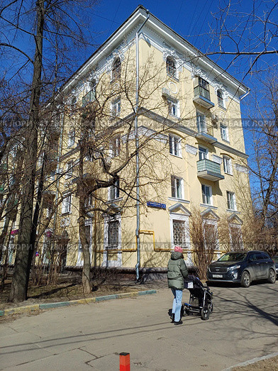 Пятиэтажный трёхподъездный кирпичный жилой дом. Построен в 1950 году. Ивантеевская улица, 1, корпус 1. Район Богородское. Москва (2024 год). Редакционное фото, фотограф lana1501 / Фотобанк Лори