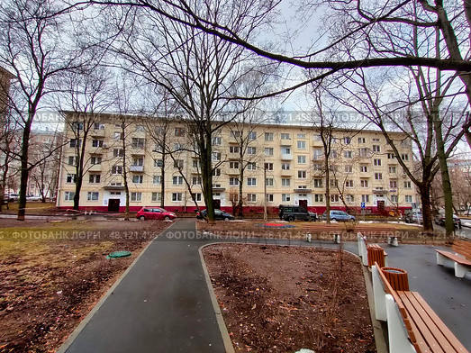 Пятиэтажный жилой дом и двор с лавочками в спальном районе. Редакционное фото, фотограф Мария Сергеева / Фотобанк Лори