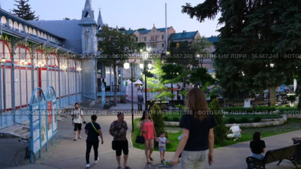 Пятигорск, обновлённый парк "Цветник" вечером (2021 год). Стоковое видео, видеограф Валерий Шилов / Фотобанк Лори