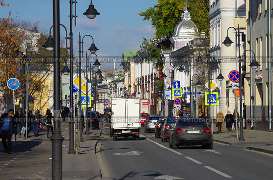 Pyatnitskaya street on a sunny autumn day, Zamoskvorechye, Moscow, Russia (2016 год). Редакционное фото, фотограф Natalia Sidorova / Фотобанк Лори