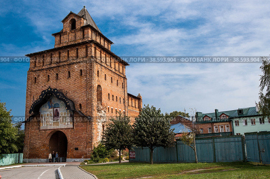 Pyatnitsky Gate of the Kolomna Kremlin in Kolomna on a sunny autumn day. Moscow oblast. Cities of Russia. (2020 год). Редакционное фото, фотограф Photojuli / Фотобанк Лори