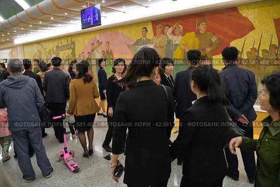 Pyongyang, North Korea. People at Metro station (2019 год). Редакционное фото, фотограф Знаменский Олег / Фотобанк Лори