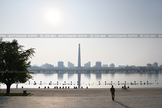 Pyongyang, North Korea. Waterfront on Kim Il Sung square  and river Taedong (2019 год). Редакционное фото, фотограф Знаменский Олег / Фотобанк Лори