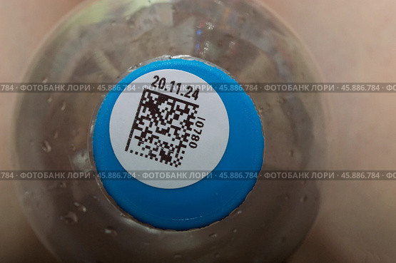 QR-код на минеральной воде. Маркировка "Честный знак" Редакционное фото, фотограф Елена Бобкова / Фотобанк Лори