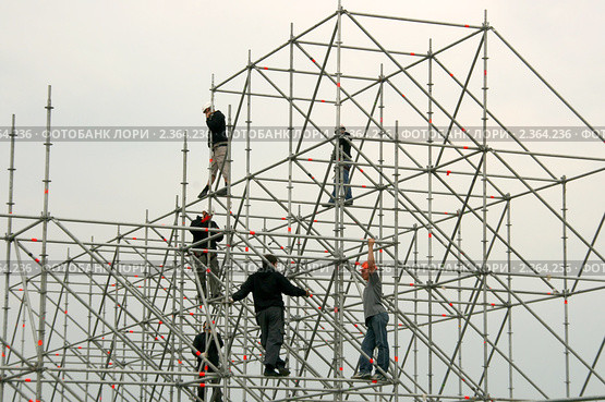 Рабочие (шесть человек) монтируют сценическую конструкцию (2010 год). Редакционное фото, фотограф Щеголева Ольга / Фотобанк Лори