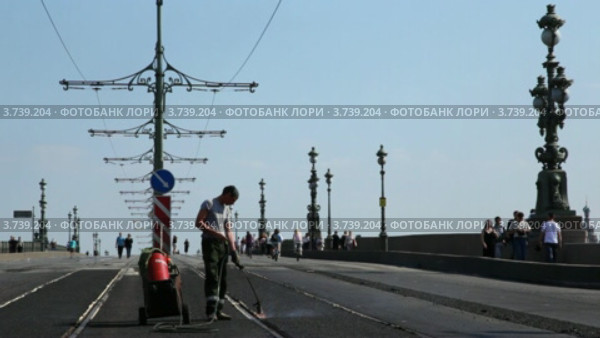 Рабочий ремонтирует Литейный мост в Санкт-Петербурге (2011 год). Редакционное видео, видеограф Losevsky Pavel / Фотобанк Лори