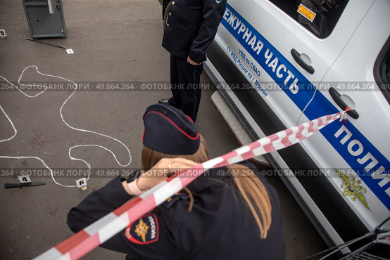 Работа следственно-оперативной группы на месте преступления в городе Москве, Россия. Редакционное фото, фотограф Николай Винокуров / Фотобанк Лори