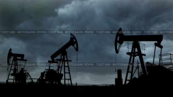 Работающие нефтяные насосы на фоне туч. Стоковое видео, видеограф Михаил Коханчиков / Фотобанк Лори
