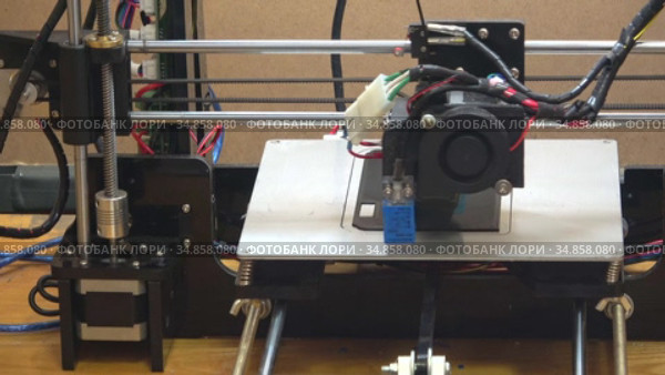 Работающий 3D-принтер крупным планом (2020 год). Редакционное видео, видеограф Виктор Карасев / Фотобанк Лори