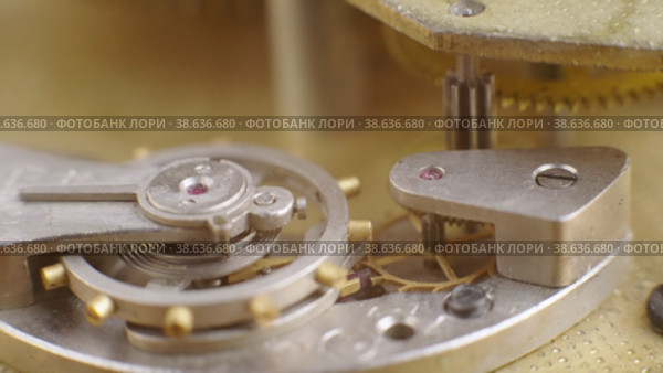 Работающий механизм старинных настенных часов, макросъемка с замедленным движением. Стоковое видео, видеограф Mixail59 / Фотобанк Лори