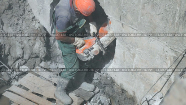 Работник ремонтирует коллектор. Стоковое видео, видеограф worker / Фотобанк Лори