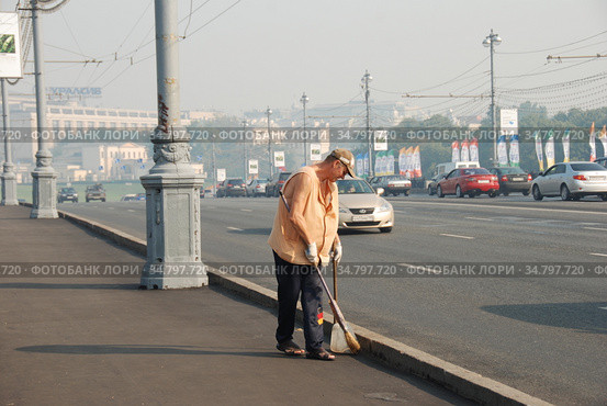 Работники коммунальной службы на Большом Каменном мосту. Город Москва (2010 год). Редакционное фото, фотограф lana1501 / Фотобанк Лори