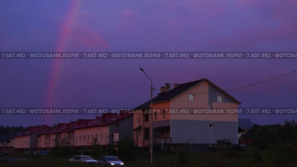Радуга на закате над домами. Стоковое видео, видеограф Sergei Gorin / Фотобанк Лори