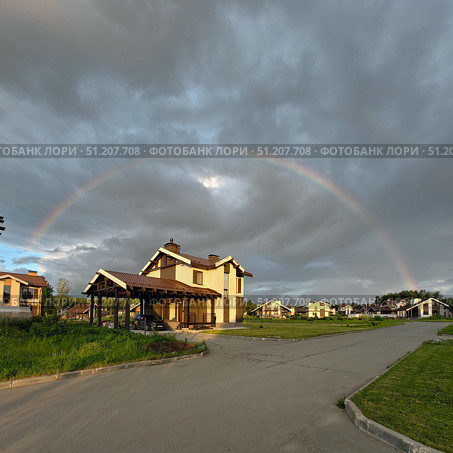 Радуга над научным коттеджным посёлком Сигма в новосибирском Академгородке. Rainbow over the cottage village after summer rain. Редакционное фото, фотограф Сергей Пристяжнюк (Serg Zastavkin) / Фотобанк Лори