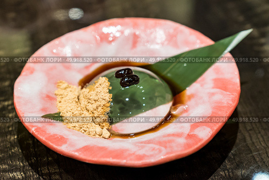 Raindrop mochi served with sweey black bean and soybean powder. Стоковое фото, агентство Ingram Publishing / Фотобанк Лори