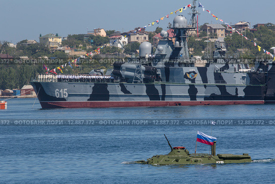 Ракетный корабль на воздушной подушке "Бора" и бронетранспортер-амфибия с российским триколором в бухте Севастополя во время парада в честь Дня ВМФ России в Севастополе (2015 год). Редакционное фото, фотограф Николай Винокуров / Фотобанк Лори