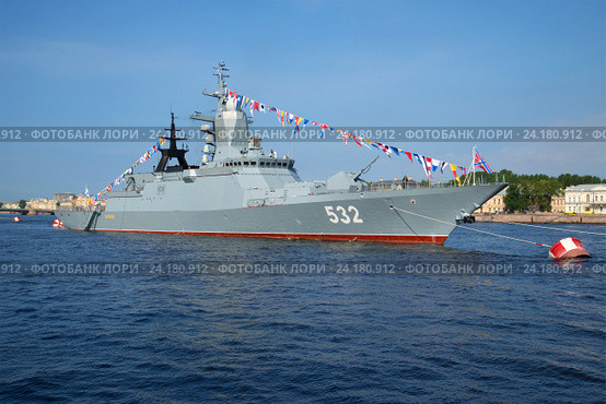 Ракетный корвет "Бойкий" в акватории Невы на Дне ВМФ в Санкт-Петербурге (2016 год). Редакционное фото, фотограф Виктор Карасев / Фотобанк Лори