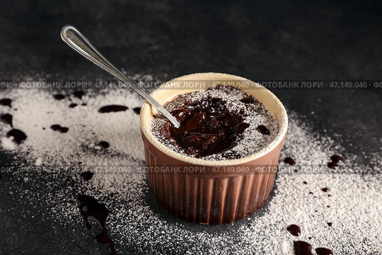 Рамекин с вкусным лавовым пирогом на темном фоне. Стоковое фото, фотограф Pixel_shot / Фотобанк Лори