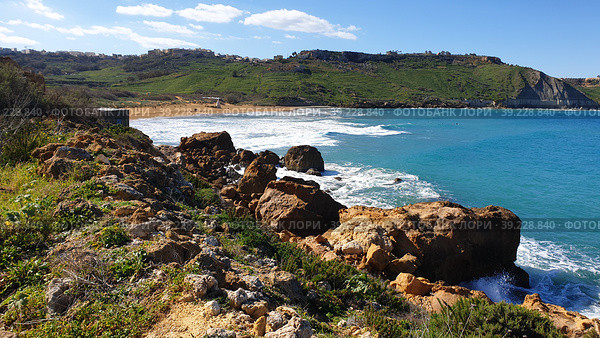 Ramla Beach пляж с розово-золотым песком. Средиземное море. Город Надур (Nadur). Остров Гоцо (Gozo). Республика Мальта (2023 год). Стоковое фото, фотограф lana1501 / Фотобанк Лори