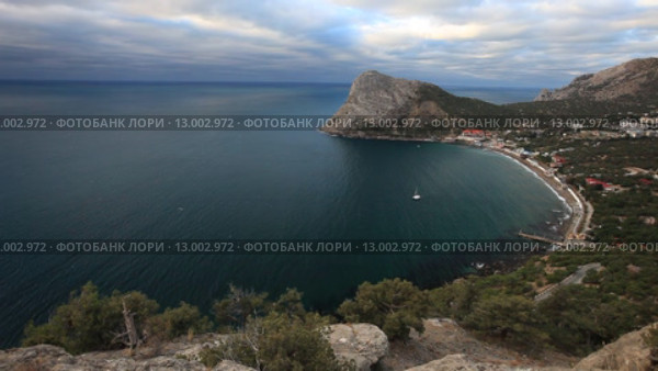 Раннее утро. Вид сверху на бухту и поселок Новый Свет в Крыму (2015 год). Стоковое видео, видеограф Яна Королёва / Фотобанк Лори