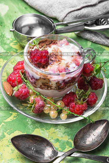 Raspberry ice-cream in mug. Raspberry ice cream with currants in glass cup.Sundae on rustic background. Стоковое фото, агентство Ingram Publishing / Фотобанк Лори