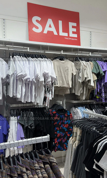 Распродажа в отделе одежды в магазине (скидки sale) Редакционное фото, фотограф Оксана Шведкова / Фотобанк Лори