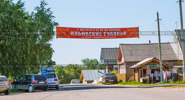 Растяжка с рекламой «Ильинские гуляния». Ферапонтово. Кирилловский район. Вологодская область (2018 год). Редакционное фото, фотограф Сергей Афанасьев / Фотобанк Лори