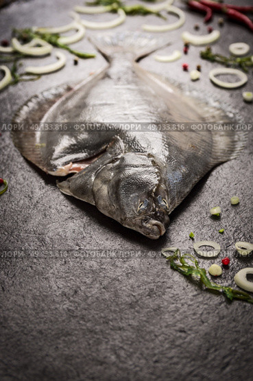 Raw flounder fish with spices on dark background. Стоковое фото, агентство Ingram Publishing / Фотобанк Лори
