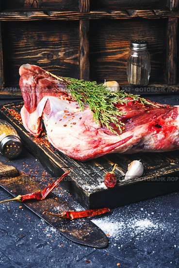 Raw meat mutton. Raw meat lamb shoulder blade on the kitchen board. Стоковое фото, агентство Ingram Publishing / Фотобанк Лори