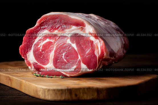 Raw pork knuckle with pink meat and fat marbling on wooden butcher block . Сырая свиная рулька с розовым мясом и жировым мрамором на деревянном мясном блоке. Стоковое AI-изображение, AI-художник Katsiaryna Repich / Фотобанк Лори