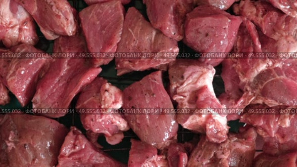 Raw sliced pork in sauce. Pieces of fresh marinated pork medallions. Freshly meat tenderloin, perfect for culinary, home cooked meals and flavor. Chopped Pork ham fillet with spice, herbs. 4K video. Стоковое видео, видеограф Марина Демидюк / Фотобанк Лори