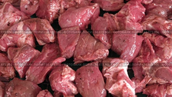 Raw sliced pork in sauce. Pieces of fresh marinated pork medallions. Freshly meat tenderloin, perfect for culinary, home cooked meals and flavor. Chopped Pork ham fillet with spice, herbs. 4K video. Стоковое видео, видеограф Марина Демидюк / Фотобанк Лори