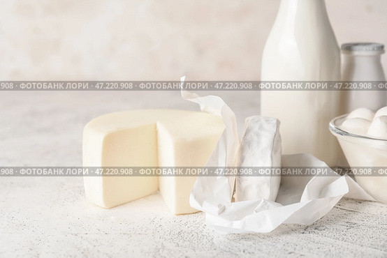 Различные молочные продукты без лактозы на светлом фоне. Стоковое фото, фотограф Pixel_shot / Фотобанк Лори