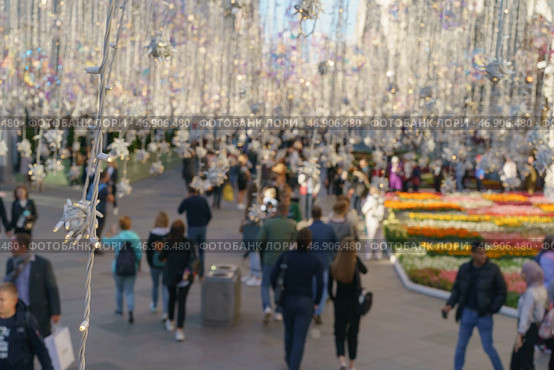 Размытая фотограия людей на Никольской улице в Москве (2019 год). Стоковое фото, фотограф YuryKara / Фотобанк Лори