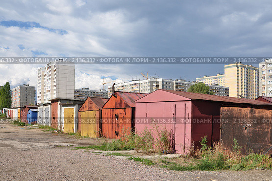 Разнокалиберные гаражи в городе (2010 год). Стоковое фото, фотограф Голованов Сергей / Фотобанк Лори