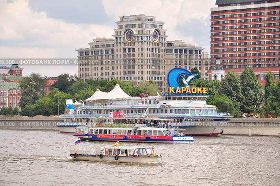 Разнокалиберный речной транспорт  на Москве-реке (2013 год). Редакционное фото, фотограф Алёшина Оксана / Фотобанк Лори