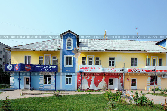 Разноцветный двухэтажный дом. Город Ишим. (2012 год). Редакционное фото, фотограф Александр Тараканов / Фотобанк Лори