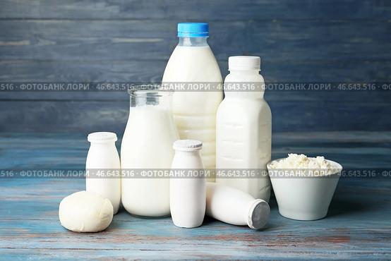Разные молочные продукты на цветном деревянном фоне. Стоковое фото, фотограф Pixel_shot / Фотобанк Лори
