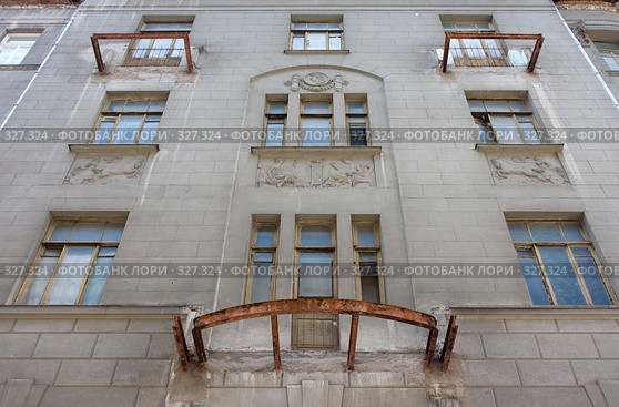 Разрушившиеся балконы (2008 год). Стоковое фото, фотограф Юрий Синицын / Фотобанк Лори