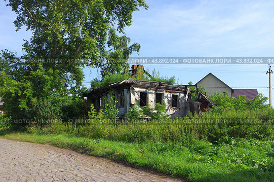Развалины дома. Город Туринск, улица Смычка, 5/1 (2024 год). Стоковое фото, фотограф Алексей Иванов / Фотобанк Лори